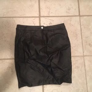 HM LIKE NEW LEATHER SKIRT